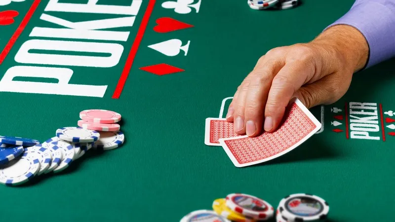 Cách chơi Poker người chơi cần nắm là so sánh các giá trị tổ hợp bài